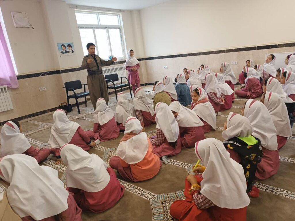 آموزش قصهگویی باحضور مربیان مرکز ثلاثباباجانی در مدارس