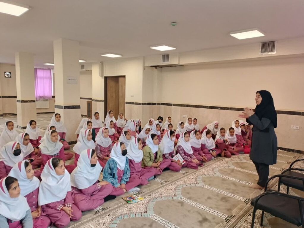 آموزش قصهگویی باحضور مربیان مرکز ثلاثباباجانی در مدارس