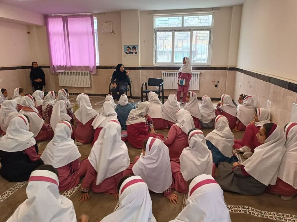 آموزش قصهگویی باحضور مربیان مرکز ثلاثباباجانی در مدارس