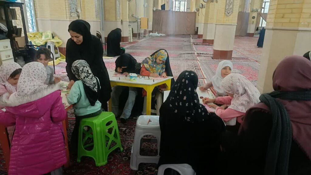 دورهمی مادرانه با موضوع «چگونه فرزند کتابخوان تربیت کنیم؟» در کرج برگزار شد