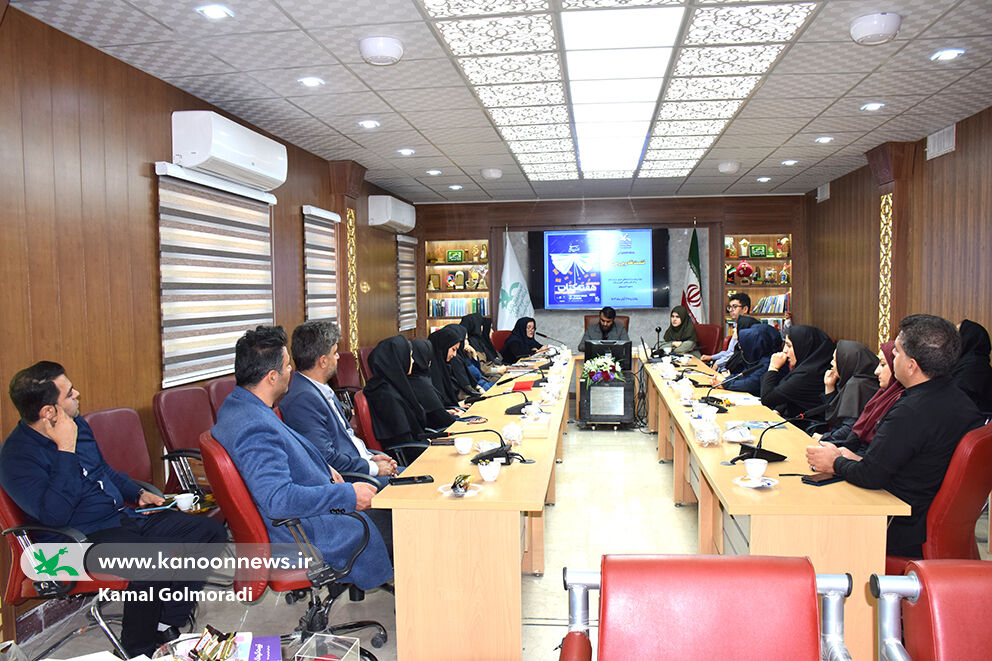 نقد و بررسی کتاب با حضور نویسندگان درکانون لرستان نقد کتاب های «یک پاورقی» با حضور نویسندگان درکانون لرستان برگزارشد