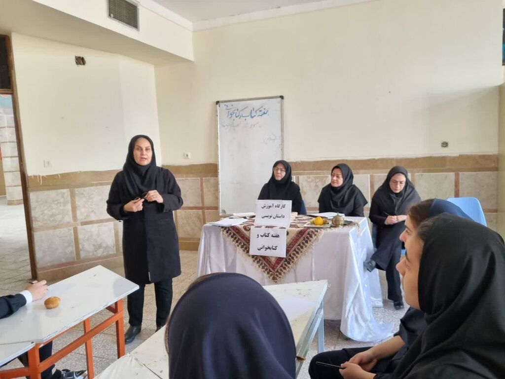 کارگاه ادبی سرپلذهاب برگزاری کارگاه "رفع موانع نوشتن خلاق" در مرکز سرپلذهاب