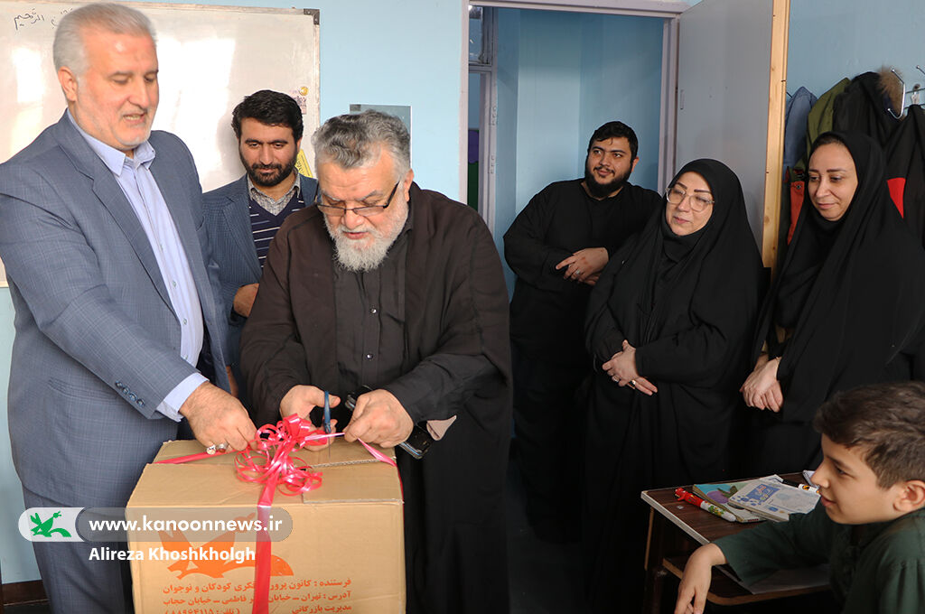 کلید دانایی به آیندهسازان اهداشد/ راهاندازی کتابخانه کانونی در مدرسه مفتاح رشت