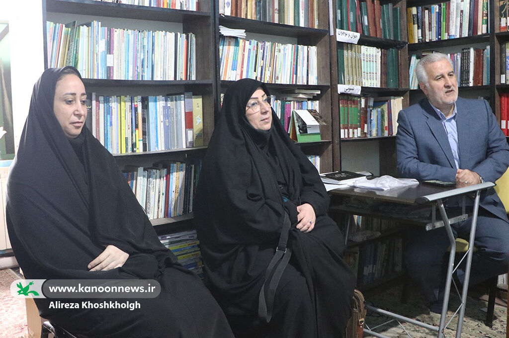 کلید دانایی به آیندهسازان اهداشد/ راهاندازی کتابخانه کانونی در مدرسه مفتاح رشت