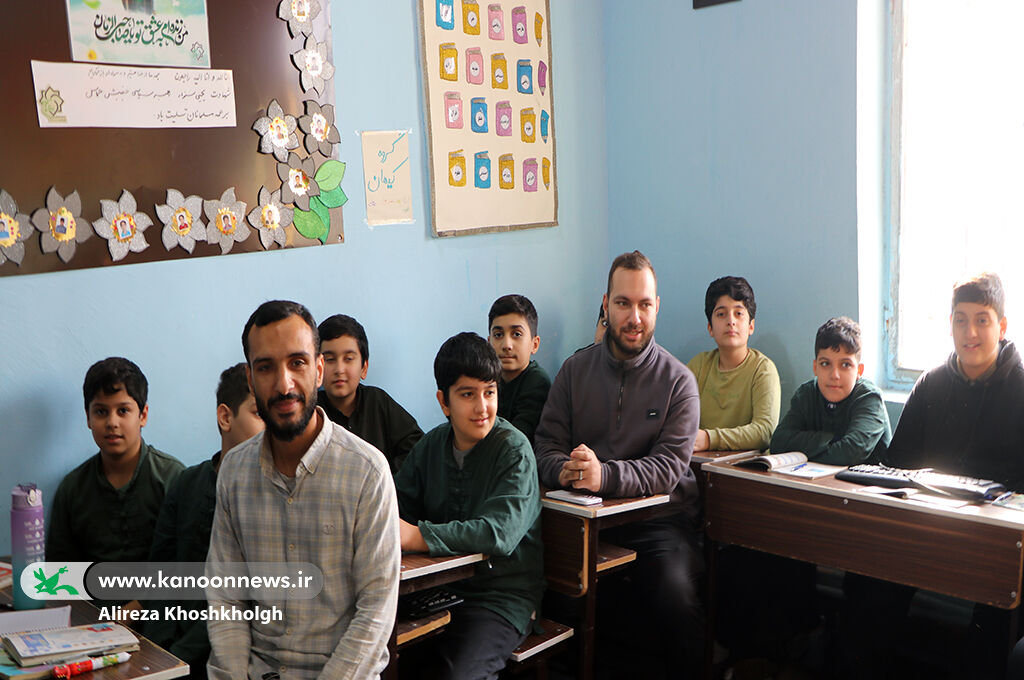 کلید دانایی به آیندهسازان اهداشد/ راهاندازی کتابخانه کانونی در مدرسه مفتاح رشت