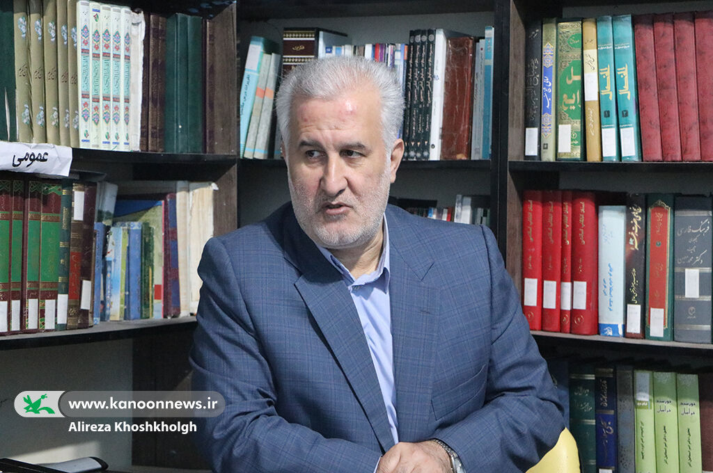 کلید دانایی به آیندهسازان اهداشد/ راهاندازی کتابخانه کانونی در مدرسه مفتاح رشت