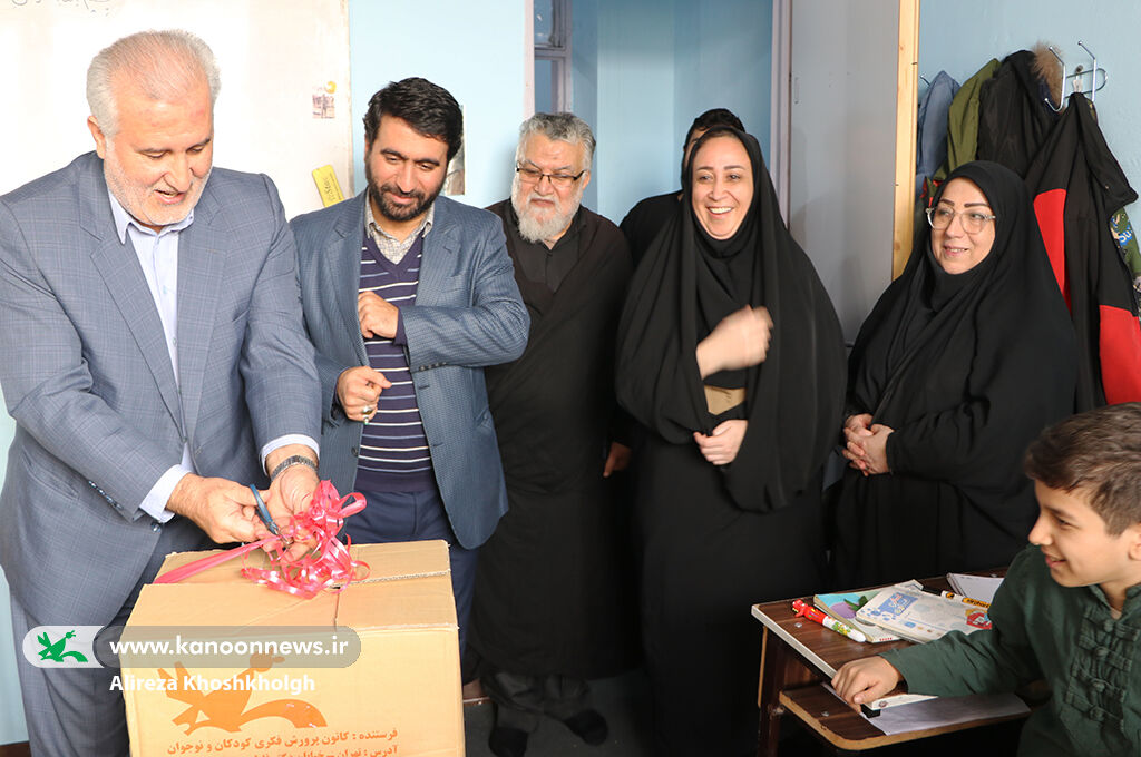 کلید دانایی به آیندهسازان اهداشد/ راهاندازی کتابخانه کانونی در مدرسه مفتاح رشت