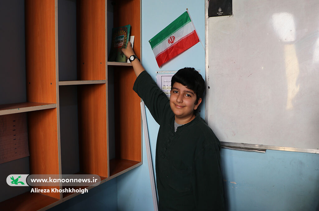 کلید دانایی به آیندهسازان اهداشد/ راهاندازی کتابخانه کانونی در مدرسه مفتاح رشت