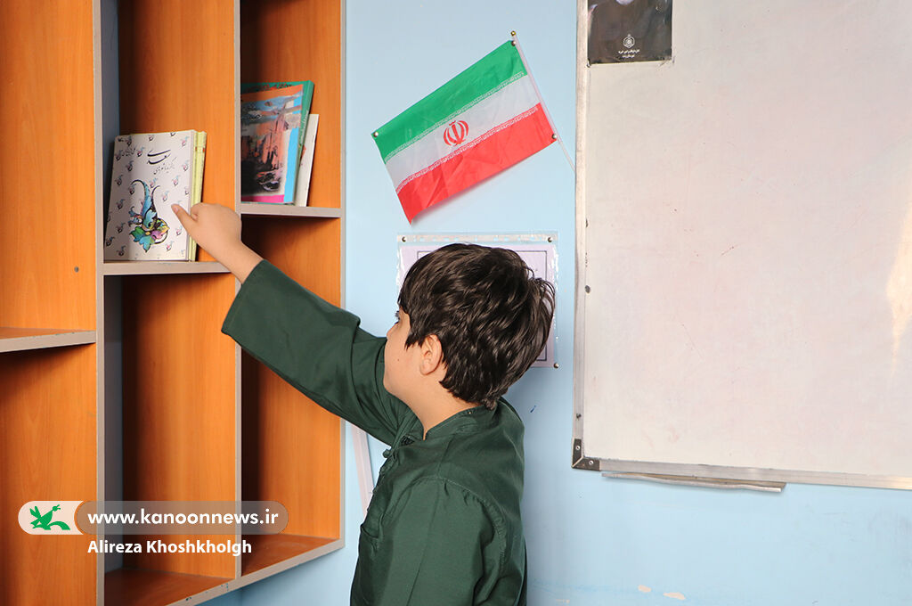 کلید دانایی به آیندهسازان اهداشد/ راهاندازی کتابخانه کانونی در مدرسه مفتاح رشت