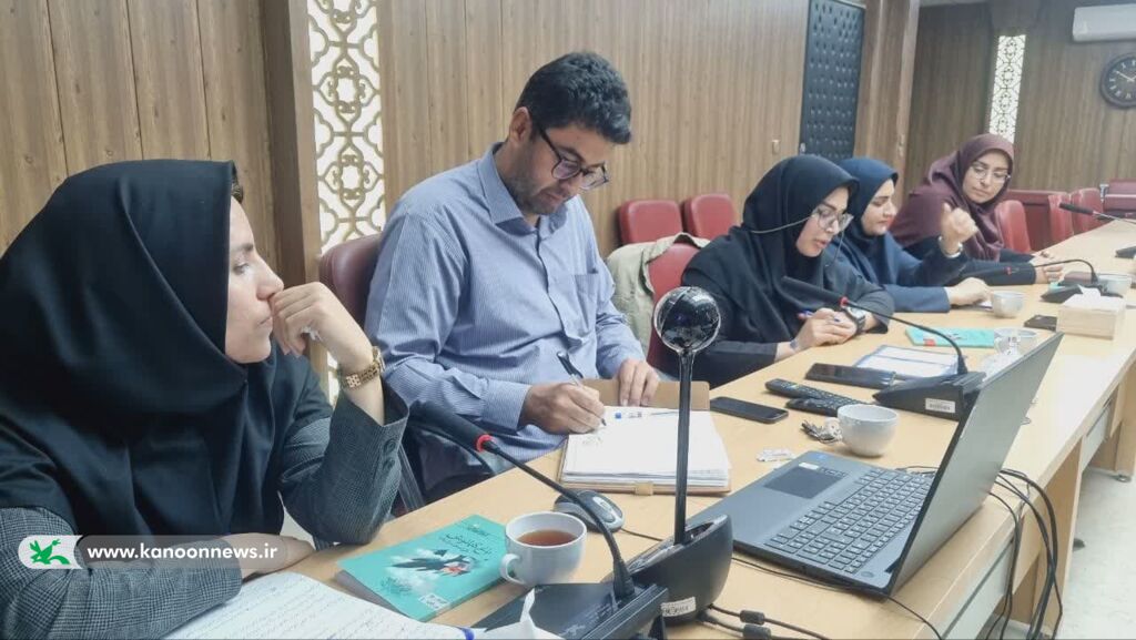 کتاب باغ کیانوش درکانون لرستان نقد وبررسی شد