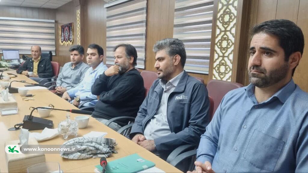 کتاب باغ کیانوش درکانون لرستان نقد وبررسی شد