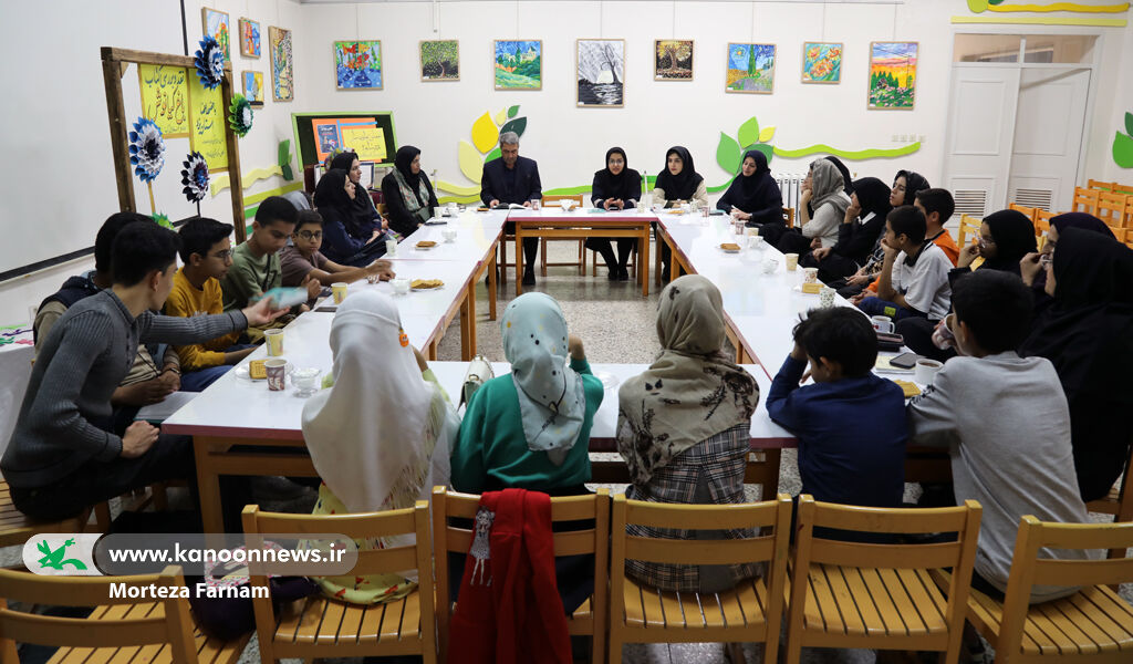 نقد کتاب باغ کیانوش در یزد نشست نقد رمان باغ کیانوش با حضور جمعی از اعضای مراکز کانون یزد و مربیان برگزار شد