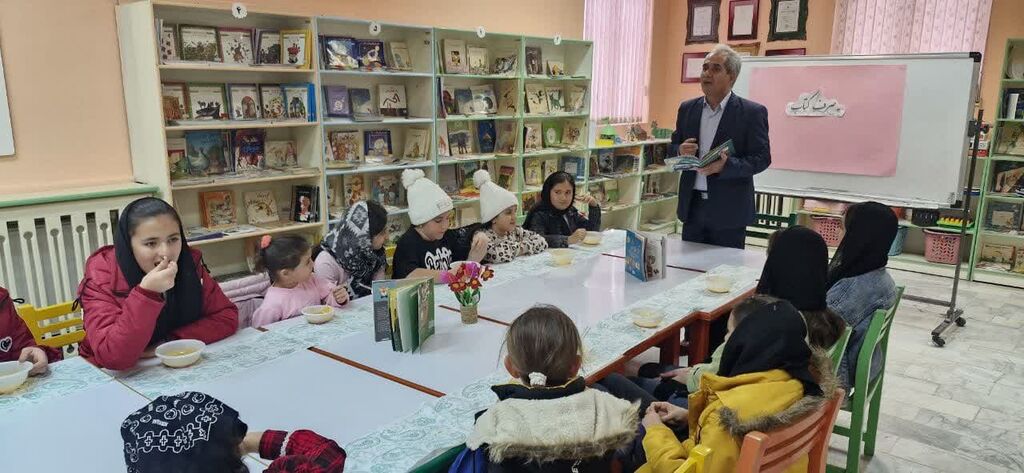 کتاب خوانی به صرف سوپ در مرکز تازه شهر