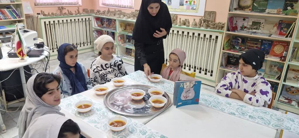 کتاب خوانی به صرف سوپ در مرکز تازه شهر