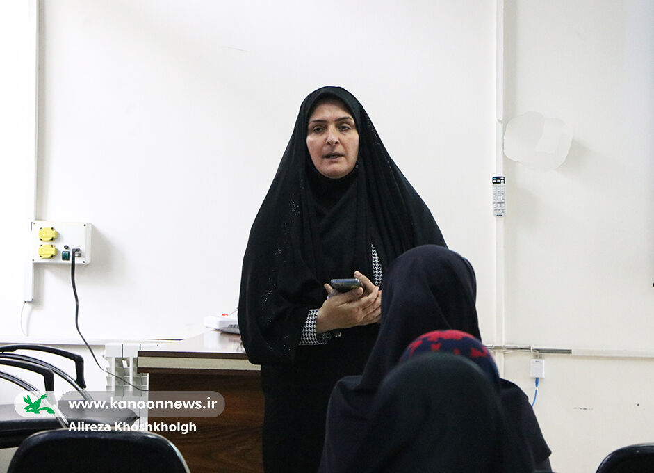 نشست آموزشی «مبانی قصهگویی» ویژه دانشجومعلمان در رشت