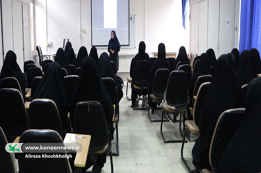 نشست آموزشی «مبانی قصهگویی» ویژه دانشجومعلمان در رشت