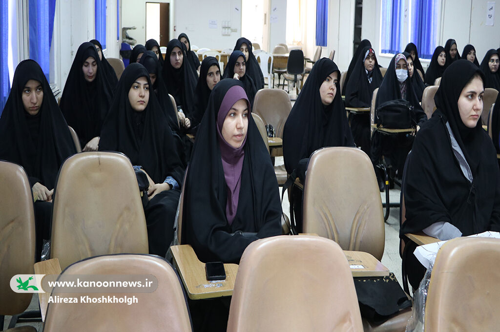 نشست آموزشی «مبانی قصه‌گویی» ویژه دانشجومعلمان در رشت