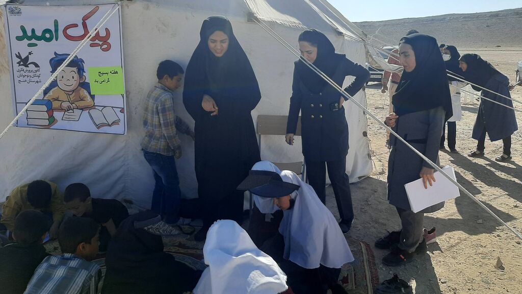 همکاری «پیک امید» کانون مرکزخنج با بسیج جامعه پزشکی در خدمترسانی به عشایر خنج