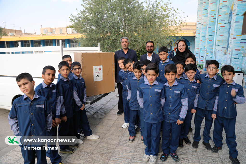 هر کلاس یک قفسه کتاب یزد مرحله چهارم طرح هر کلاس یک قفسه کتاب در یزد اجرا شد