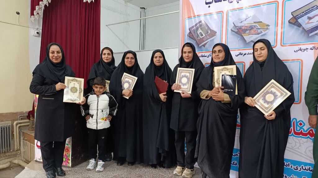 مرکز سرپل ذهاب تجلیل از مسئول مرکز سرپلذهاب بهعنوان مروج کتابخوانی