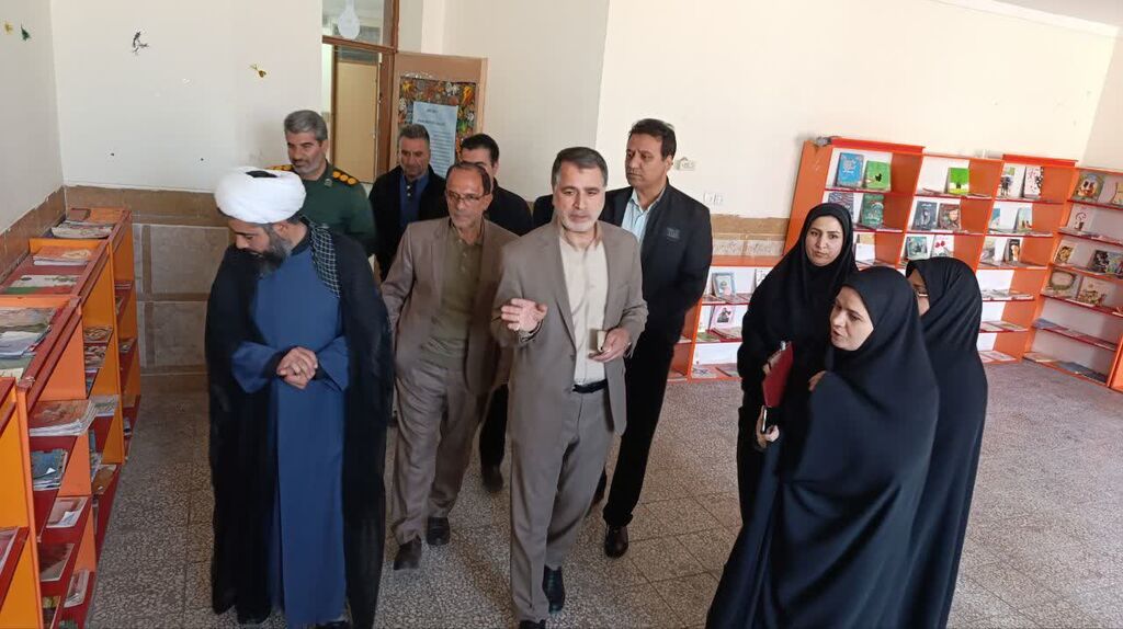 تجلیل از مسئول مرکز سرپلذهاب بهعنوان مروج کتابخوانی