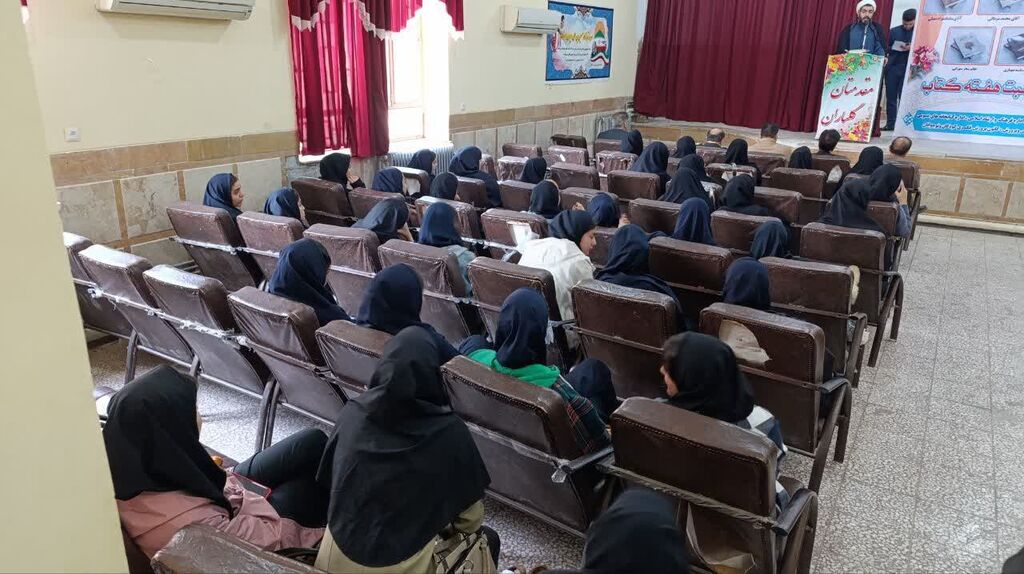 تجلیل از مسئول مرکز سرپلذهاب بهعنوان مروج کتابخوانی
