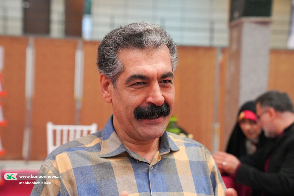 شب همدلی اهالی ادبیات کودک و نوجوان در کانون ۱ قیمت پایین کتابهای کانون پرورش فکری برای فروشندگان کتاب صرفه اقتصادی ندارد