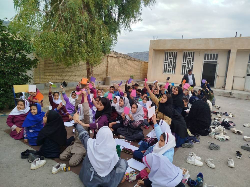 روزی سرشار از خلاقیت و آموزش برای دانشآموزان روستایی اجرای برنامههای امداد فرهنگی «پیک امید» در سراسر کشور در سال ۱۴۰۳