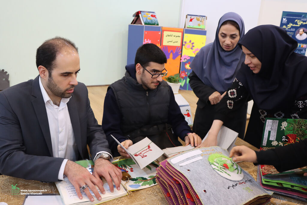 وییهبرنامه «چشمهای توام، دست های من باش» به مناسبت روز جهانی معلولین