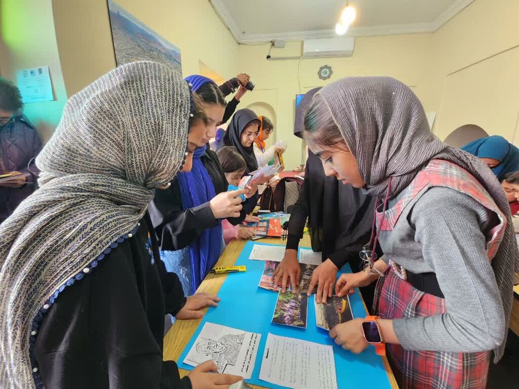 نشریهدیواری تمرین کار گروهی برای رشد خلاقیت است