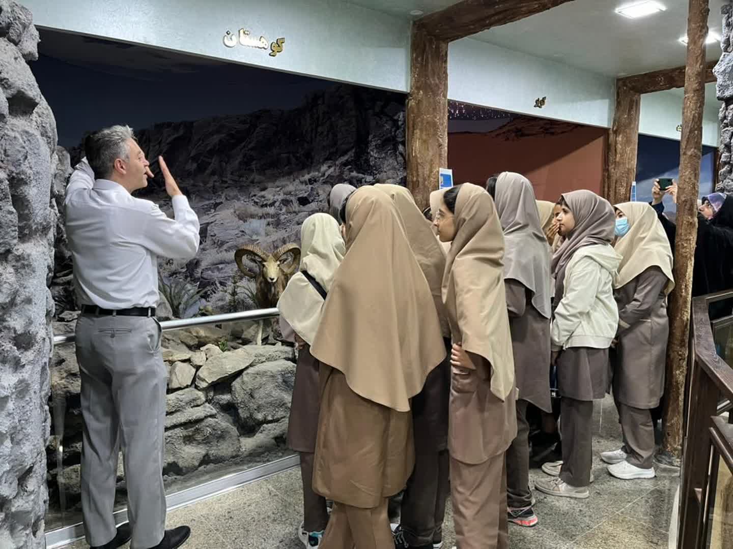 بازدید دانشآموزان پایه هفتم دبیرستان نمونه دولتی نورالهدی از مرکز تخصصی علوم