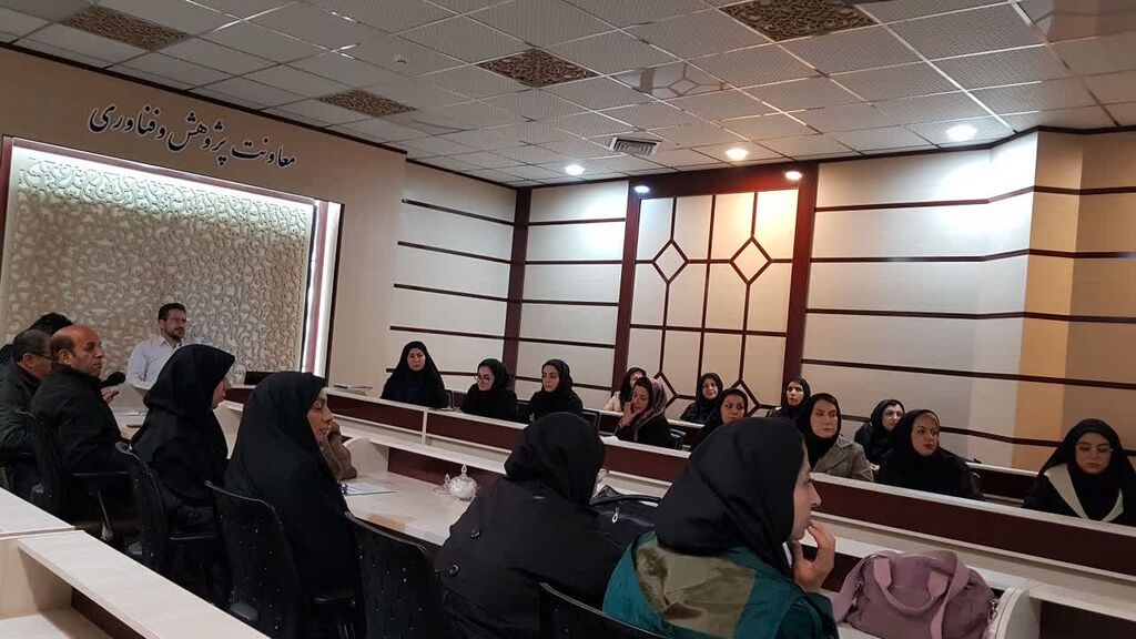 کارگاه جستارنویسی نشست جستارنویسی کارکنان کانون شهر کرمانشاه در دانشگاه رازی