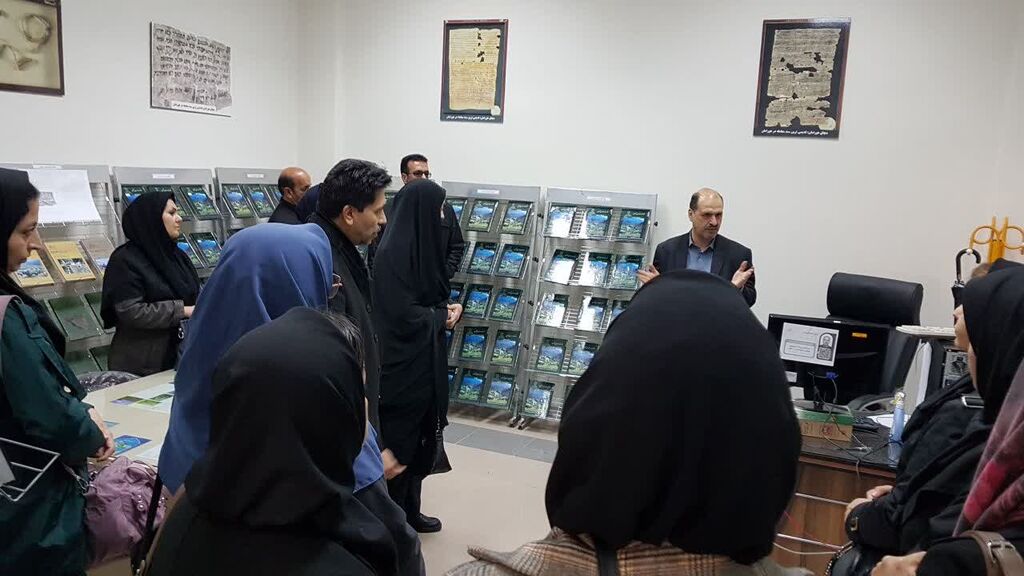 بازدید کارکنان کانون از مرکز کرمانشاه‌شناسی دانشگاه رازی