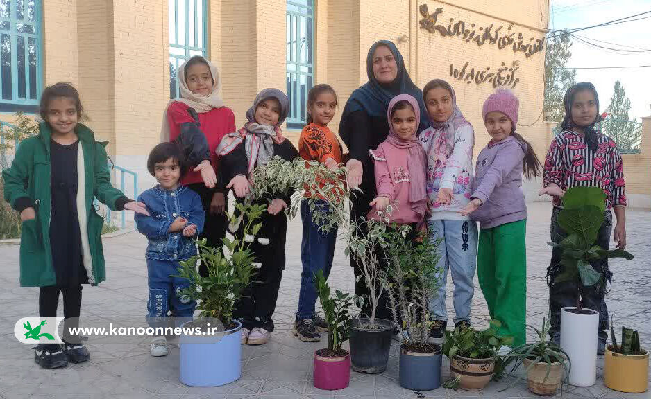 هفته پژوهش یزد کارگاه علمی با نحوه تکثیر و پرورش گیاهان آپارتمانی در ابرکوه برگزار شد