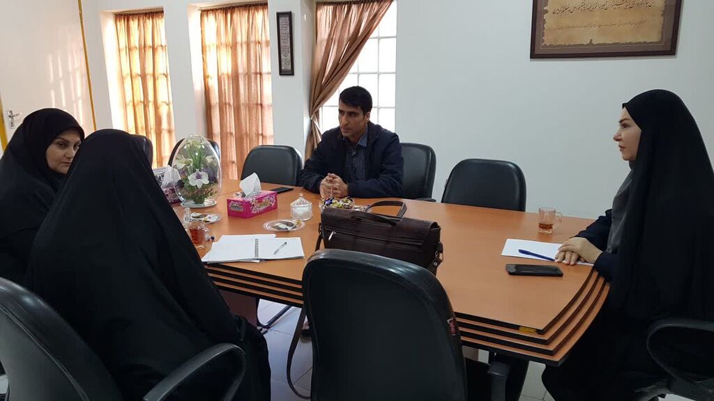 نشست هماندیشی سرگروه ادبیات آموزش و پرورش در کانون کرمانشاه