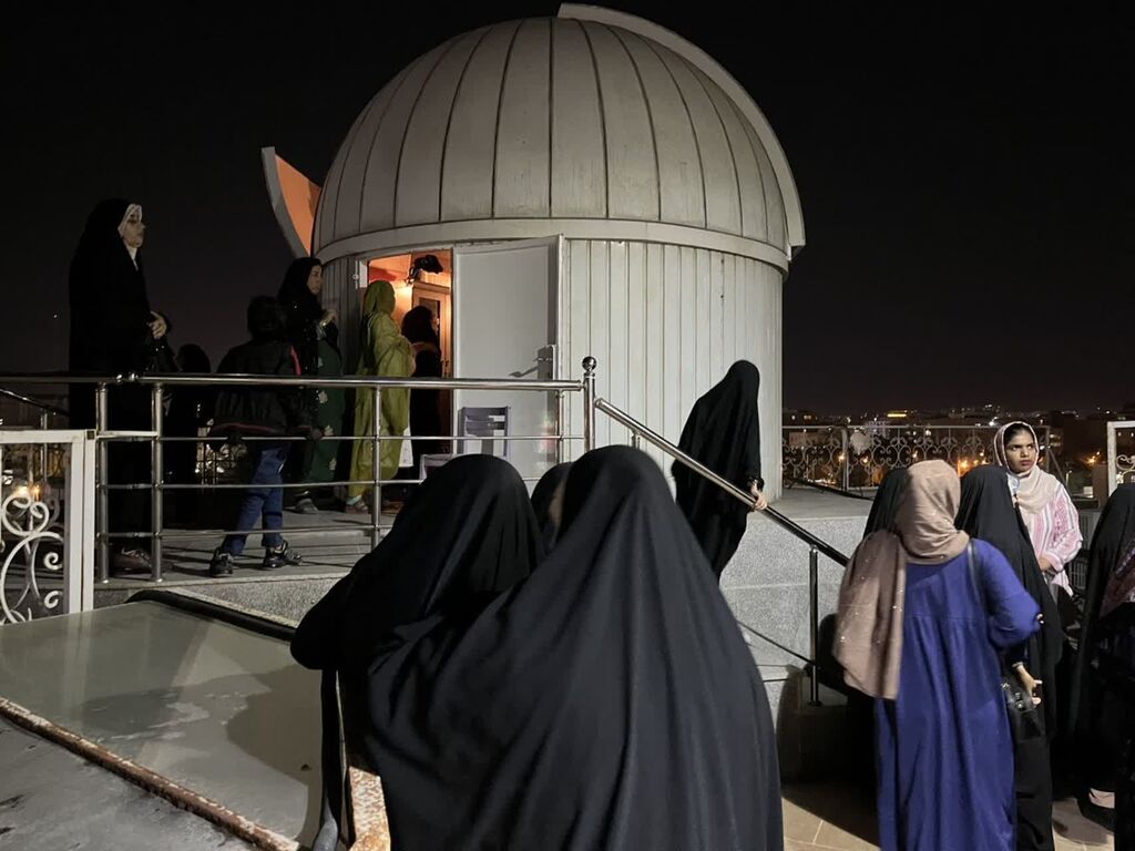 دختران محله شهرک توحید به تماشای ماه نشستند دختران محله شهرک توحید به تماشای ماه نشستند