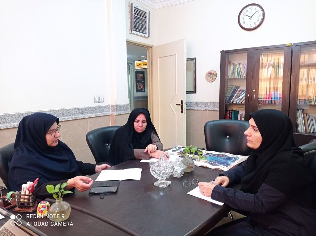 ا نشست هماندیشی کانون باسرگروه ادبیات آموزش وپرورش درکانون استان ایلام برگزار شد