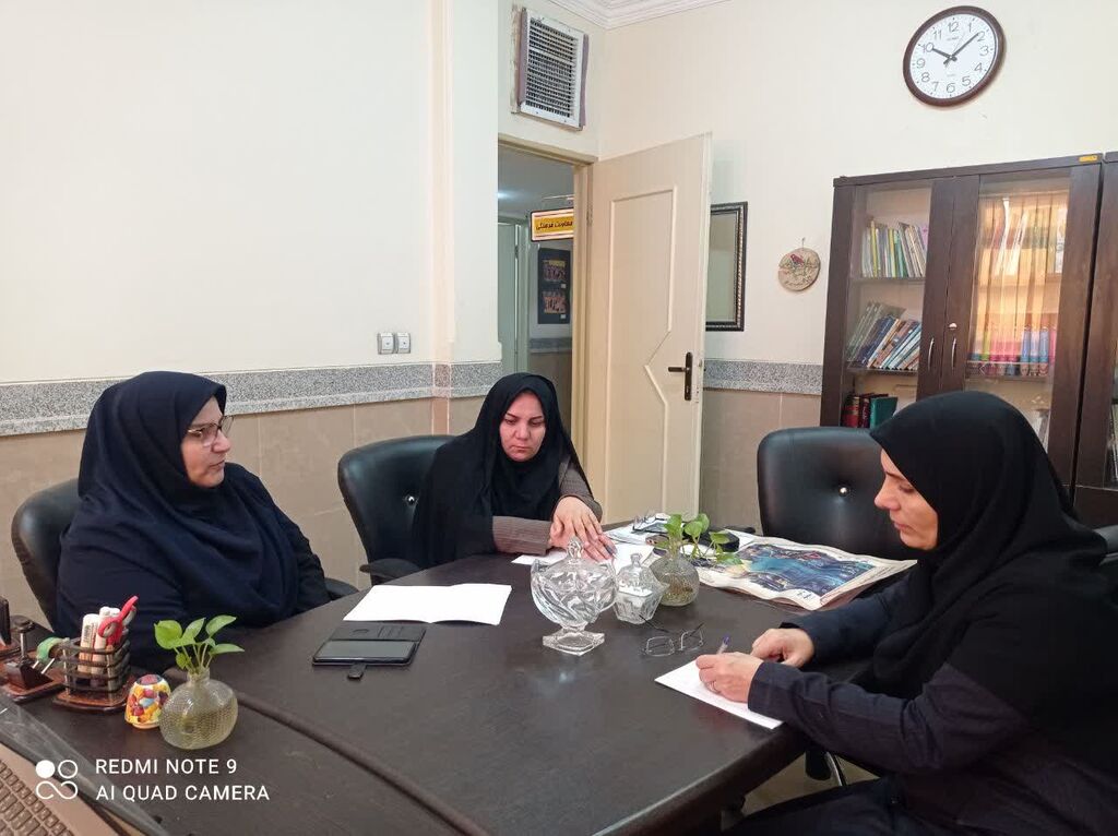 نشست هماندیشی کانون باسرگروه ادبیات آموزش وپرورش درکانون استان ایلام برگزار شد