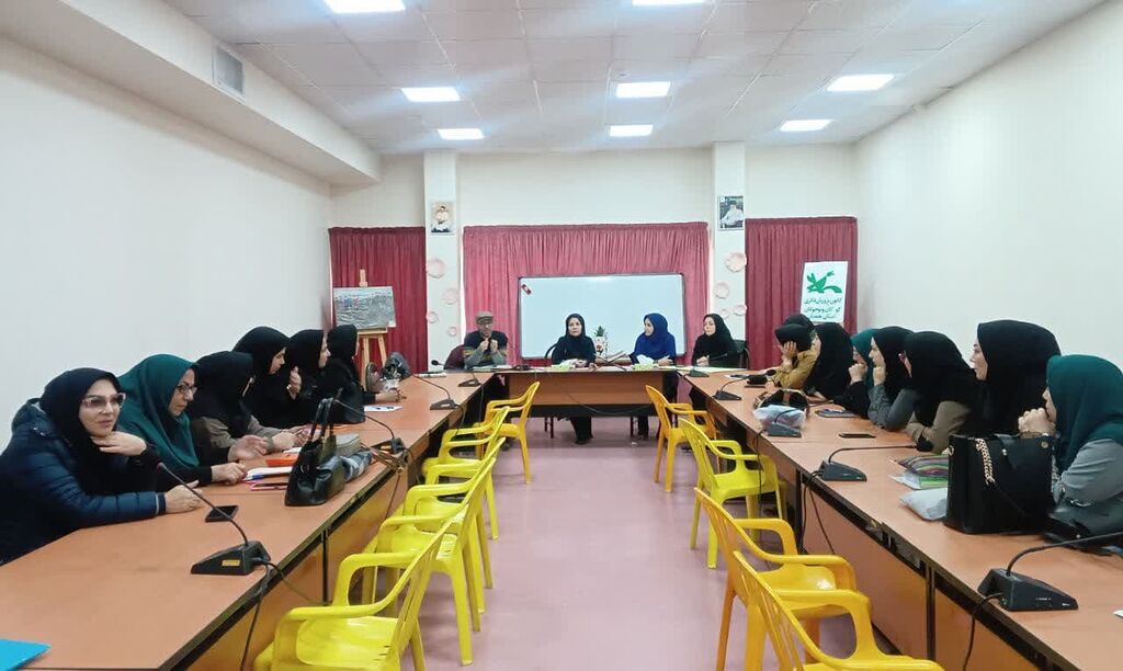 دوره آموزش کتابسازی مربیان کانون همدان برگزار شد