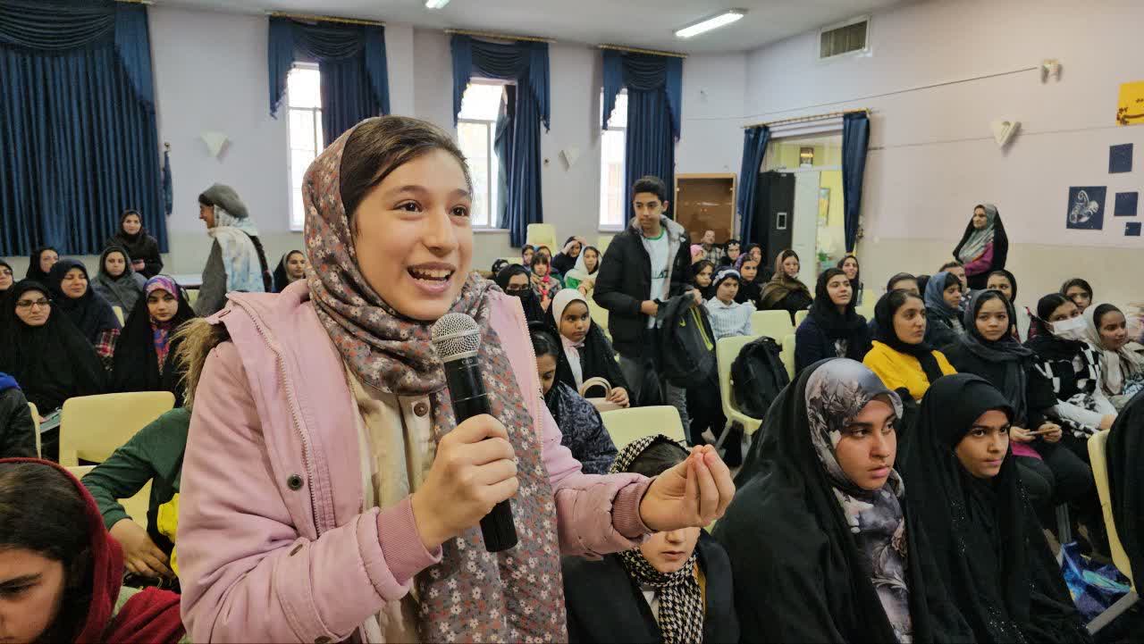 نشست دو پنجره با نقد و بررسی کتاب باغکیانوش