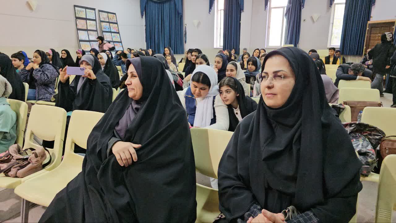 نشست دو پنجره با نقد و بررسی کتاب باغکیانوش