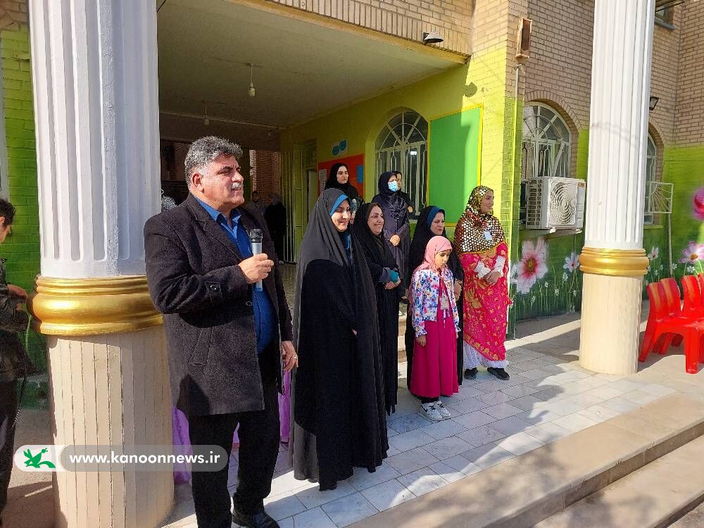 نواختن زنگ قصهگویی در مدرسه عصمت شهر دیلم