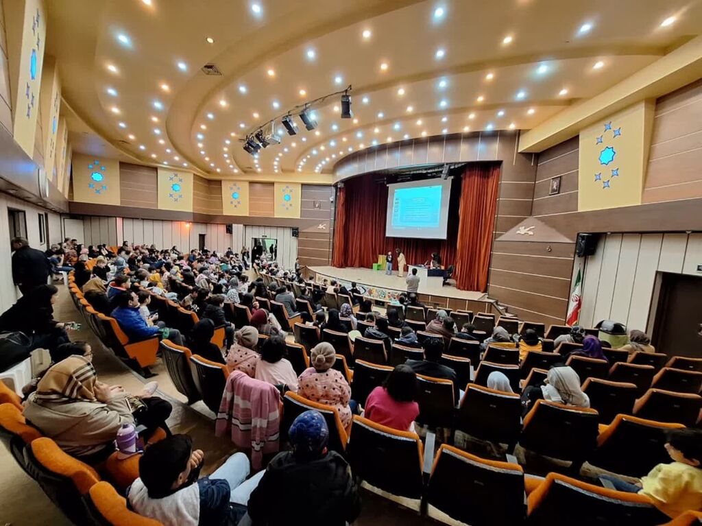 اکران انیمیشن برای زبانآموزان کانون زبان ایران استان گلستان