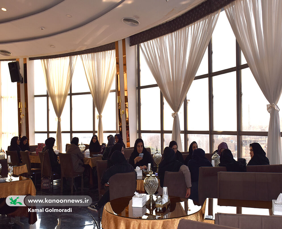 مدیرکل کانون لرستان از بانوان تجلیل کرد