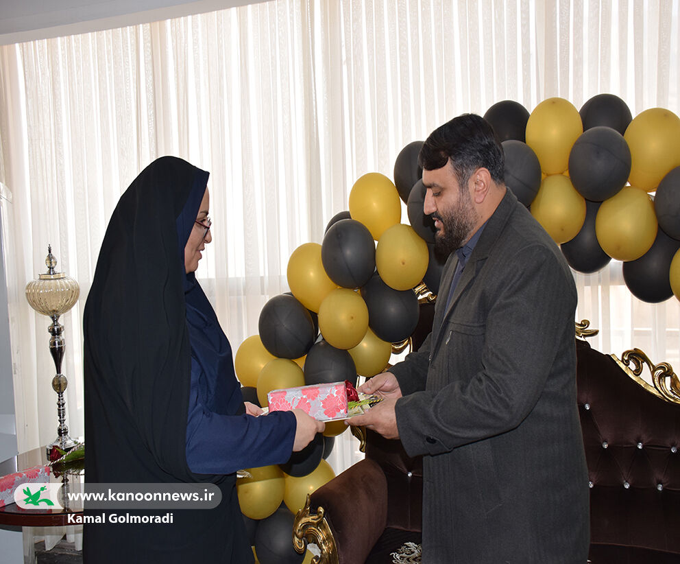 مدیرکل کانون لرستان از بانوان تجلیل کرد