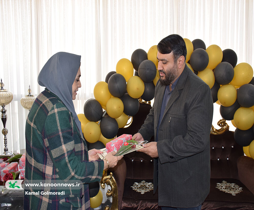 مدیرکل کانون لرستان از بانوان تجلیل کرد