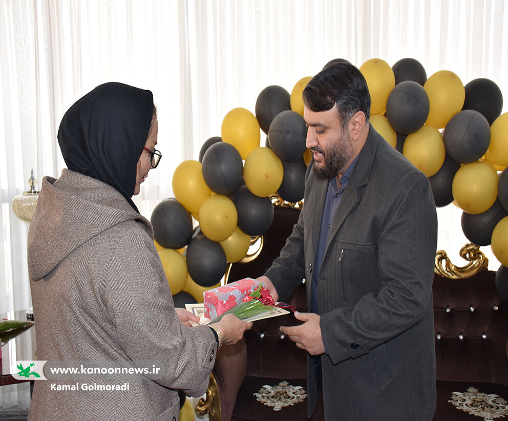 مدیرکل کانون لرستان از بانوان تجلیل کرد