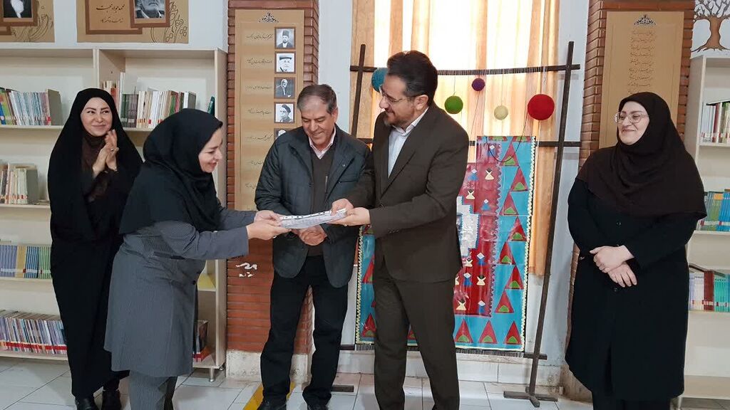 تجلیل از عوامل برگزاری جشنواره قصهگویی کانون کرمانشاه