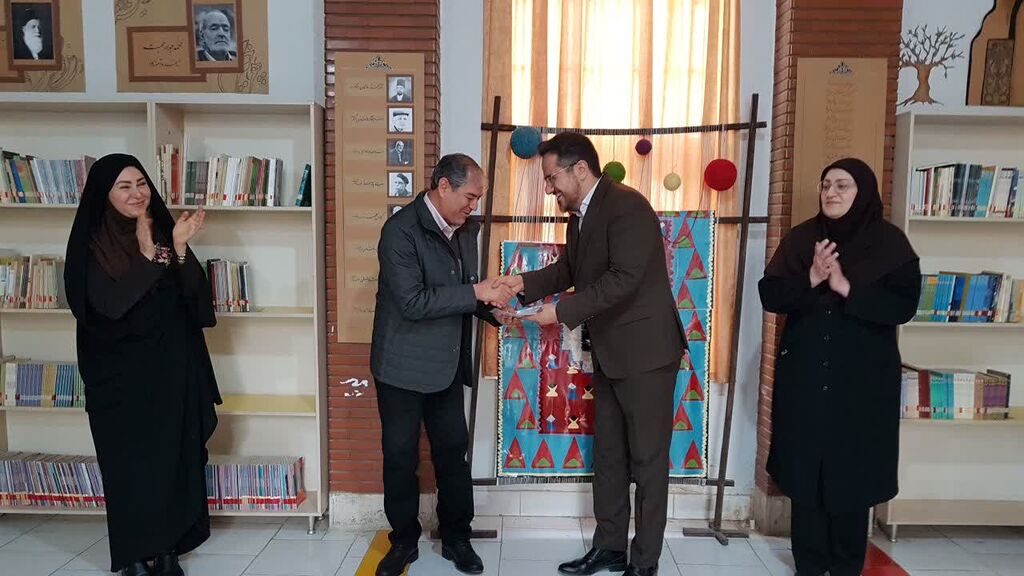 تجلیل از عوامل برگزاری جشنواره قصهگویی کانون کرمانشاه