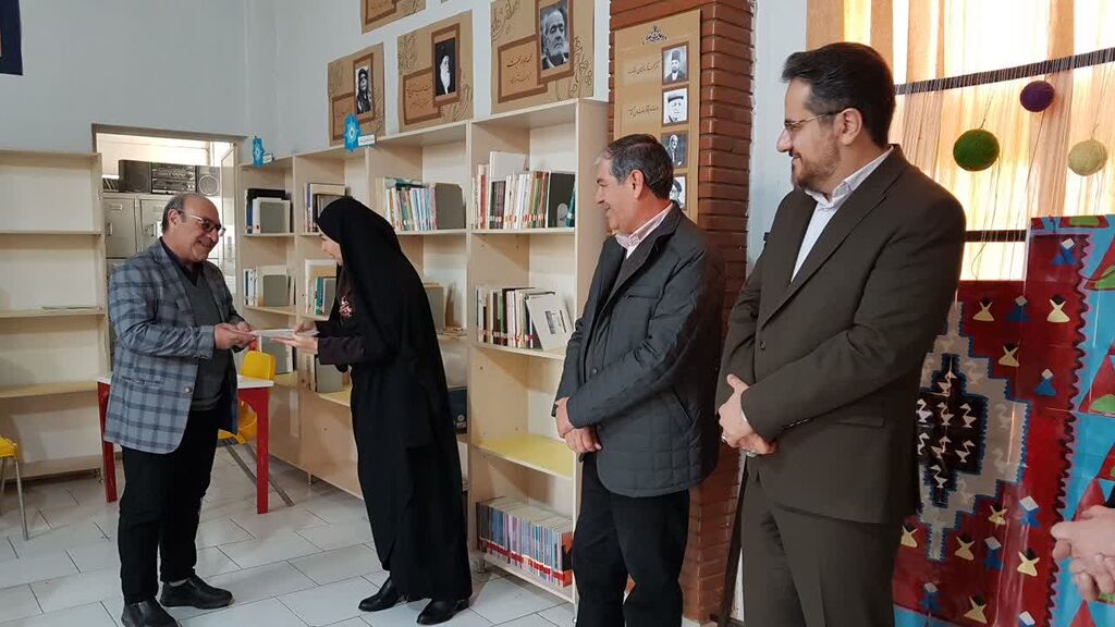 تجلیل از عوامل برگزاری جشنواره قصهگویی کانون کرمانشاه